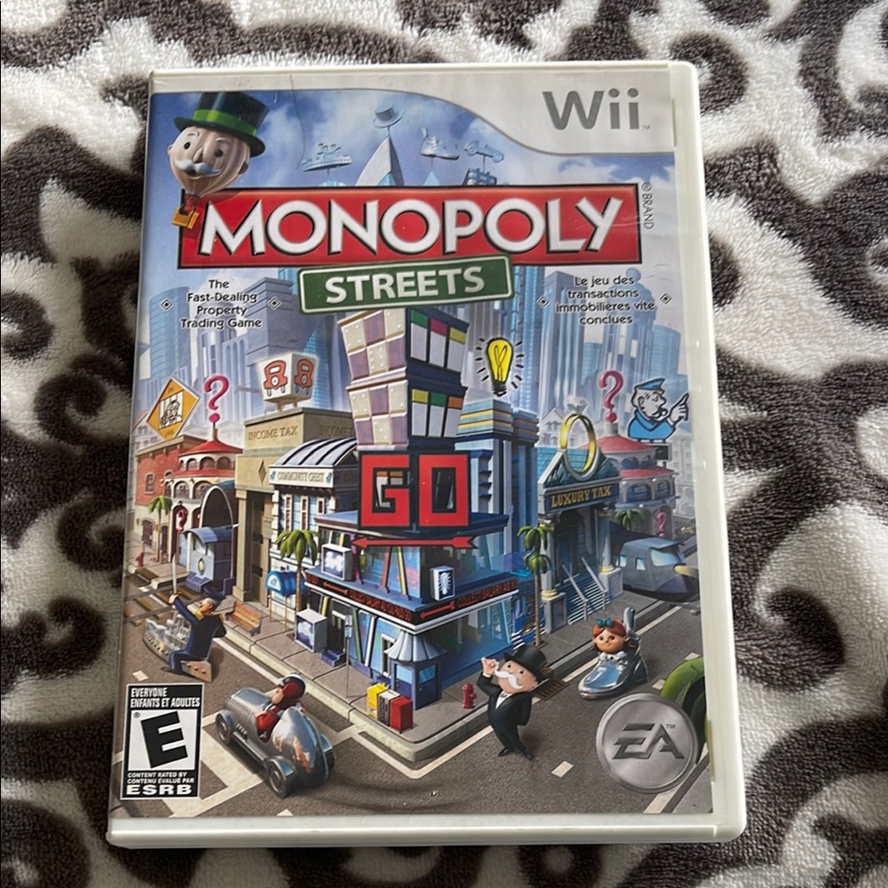 Monopoly Streets Game - White 2010 preowned EUC